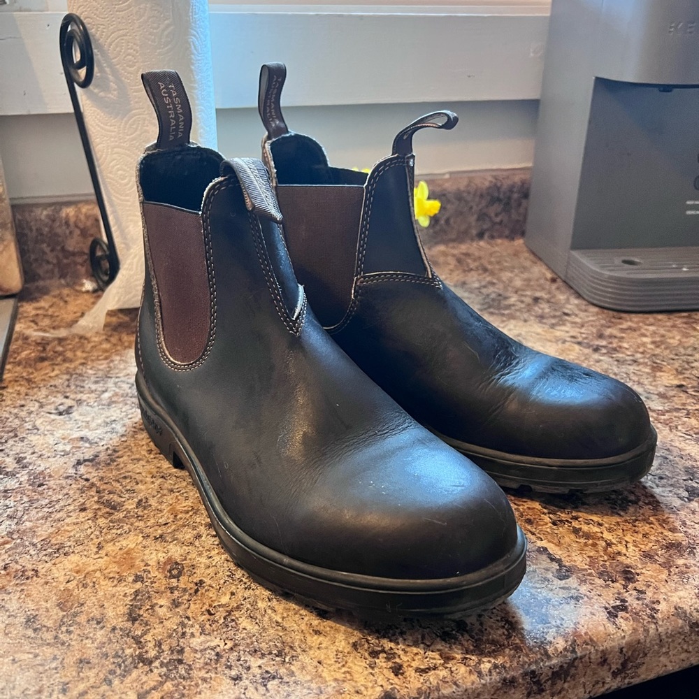 Mens dark brown Blundstone.